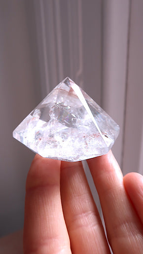 Clear Quartz Diamond (rainbow flash)