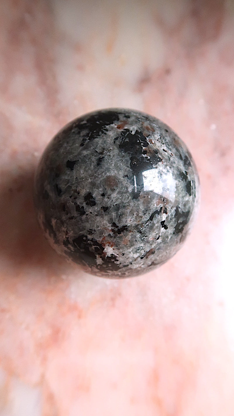 Yooperlite Sphere (fluorescent)